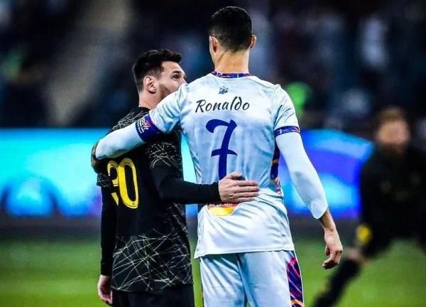 Ronaldo nhiều lần phiên dịch giúp Messi